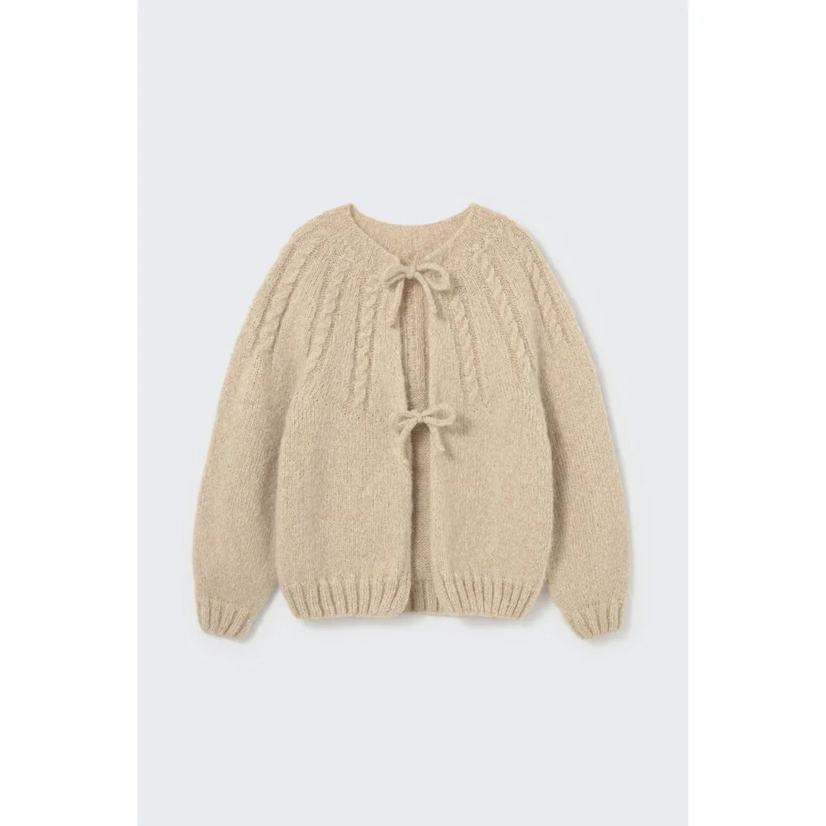Cozmo Strickjacke Loira in Ivory aus schimmerndem Trikotstrick mit Bindebändern