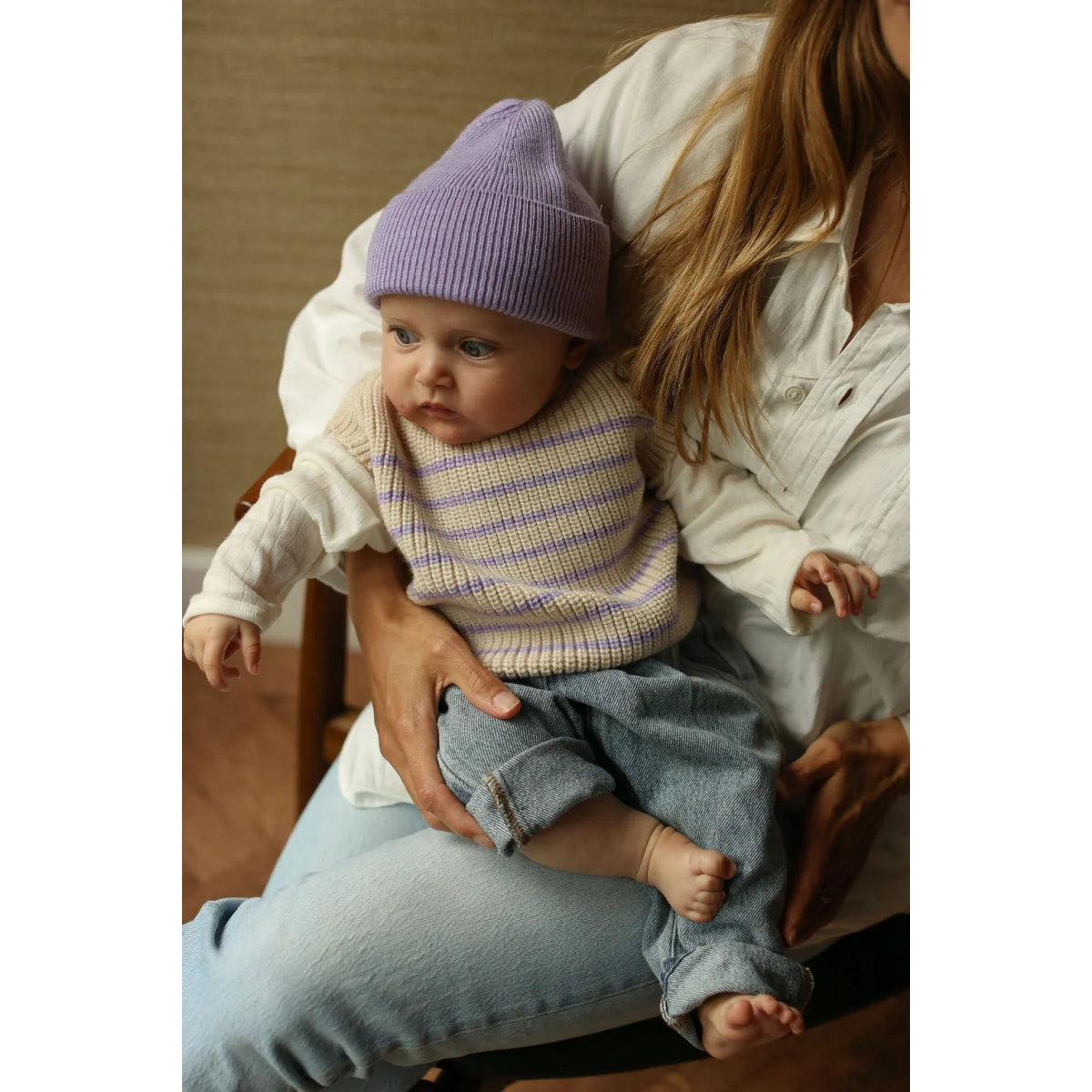 Baby trägt gestreiften Strickpullunder Vest Harvey in Cream + Lilac
