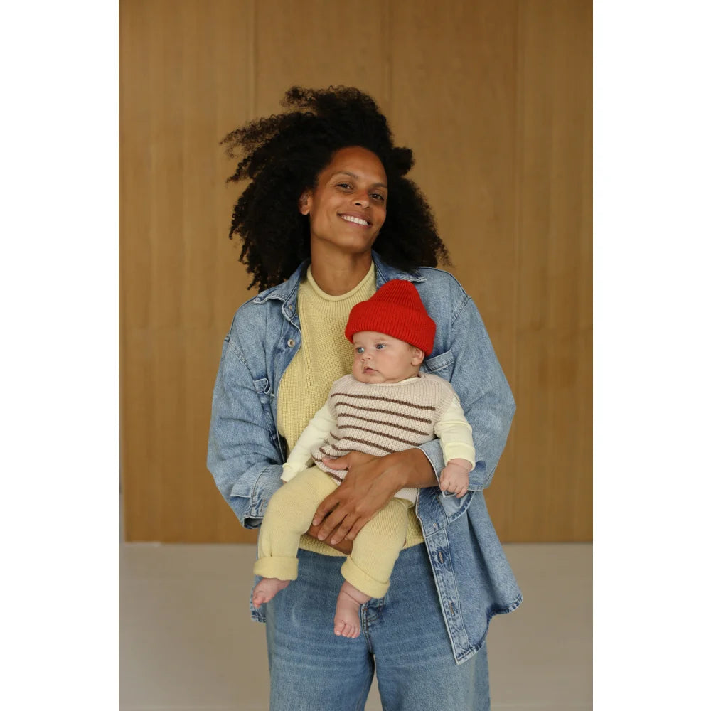 Denimjacke mit gelbem Hemd, Jeans und roter Beanie, Harvey Strickpullunder in Creme-Mocha