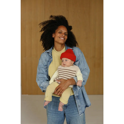 Denimjacke mit gelbem Hemd, Jeans und roter Beanie, Harvey Strickpullunder in Creme-Mocha