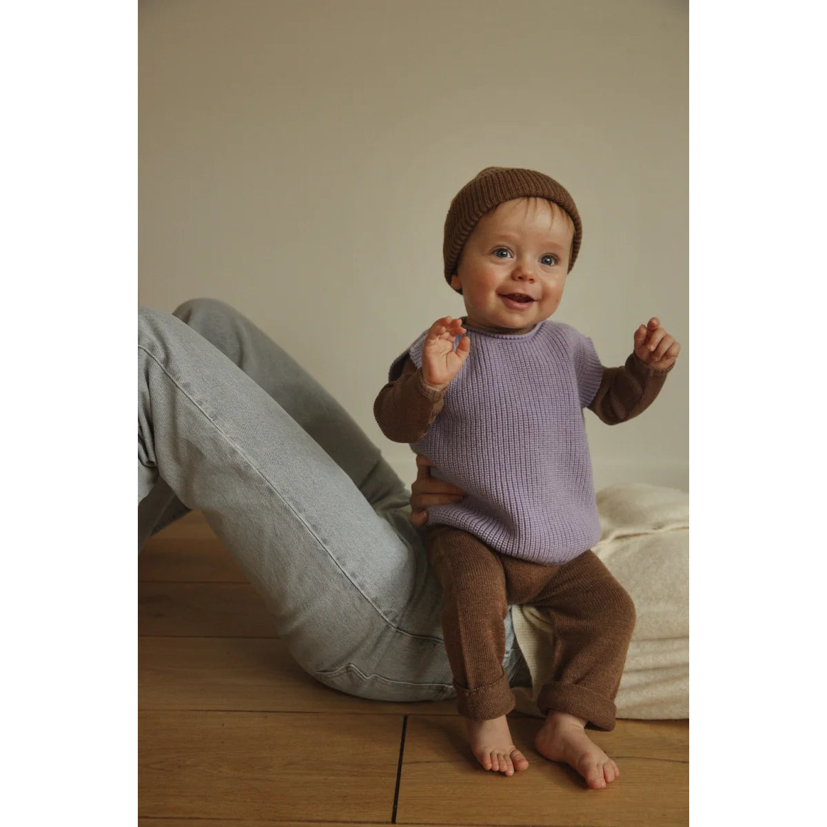 Baby trägt lila Strickpullunder Vest Harvey von Hvid