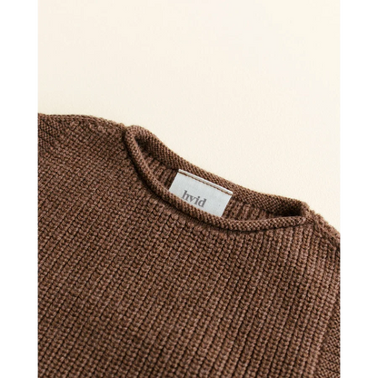 Brauner Strickpullover mit sichtbarem Etikett von Vest Harvey in Mocha