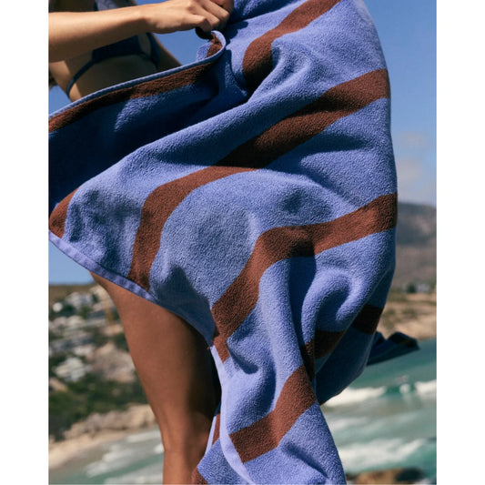 Stripes badetuch blau und bordeaux mit weichem strukturgewebe ideal für ökologische baby- & kinderprodukte