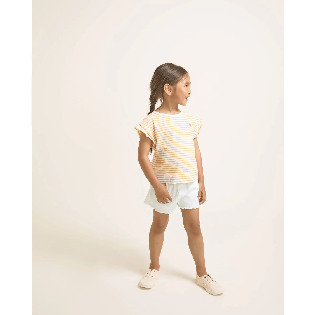 Stripes girly T-Shirt Coral: Mädchen in cremefarbenem Streifen-Top