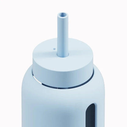 Hellblaue Wasserflasche mit Trinkhalm, Sichtfenster und Deckel für Big Bottle
