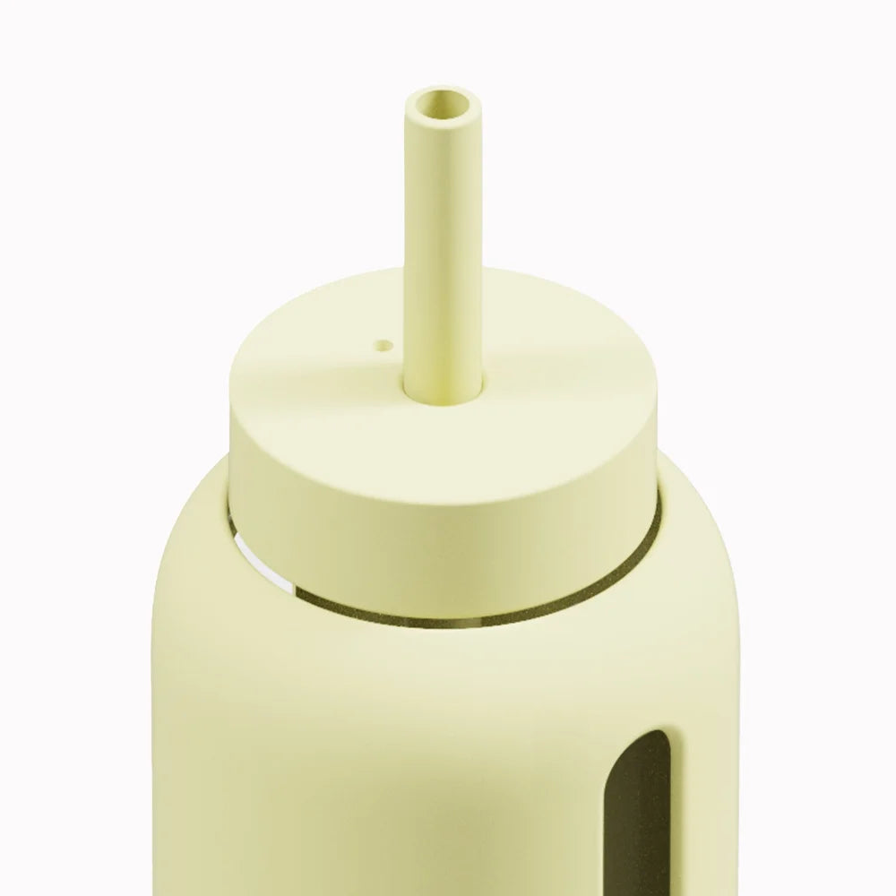 Pale gelber zylindrischer Seifenspender mit Pumpkopf und Sichtfenster aus dem Produkt Strohhalm + Deckel Big Bottle