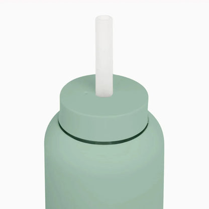 Mintgrüne Wasserflasche mit weißem Strohhalm und Deckel für das Day Bottle Produkt