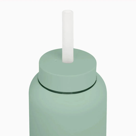 Mintgrüne Wasserflasche mit weißem Strohhalm und Deckel für das Day Bottle Produkt