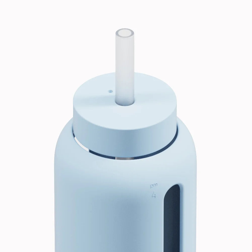 Hellblaue Wasserflasche mit Trinkhalm, transparentem Fenster und Deckel von Day Bottle