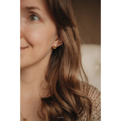 Goldtonierter Muschel-Stud Earring Mira mit Perle, 18k Gold Vermeil