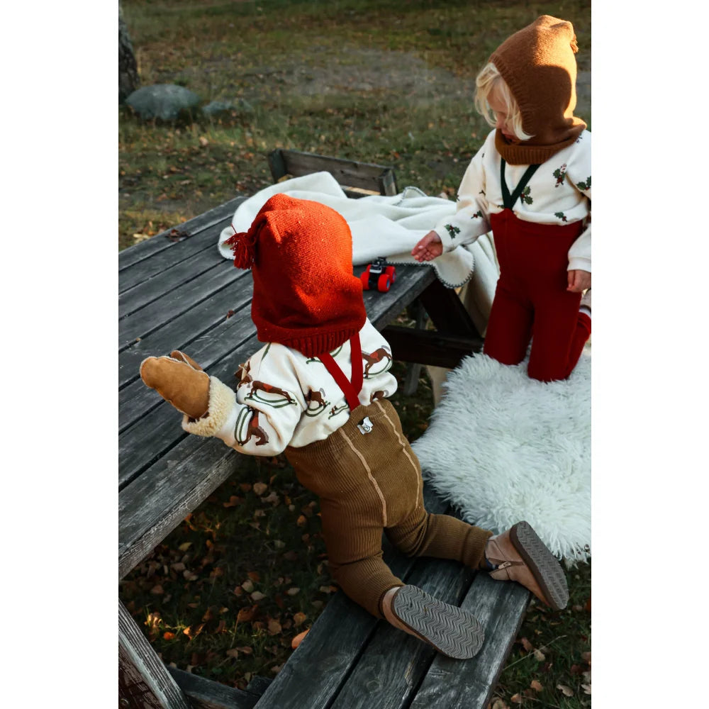 Roter und weißer Winterhut mit Bommel, Fleecefutter