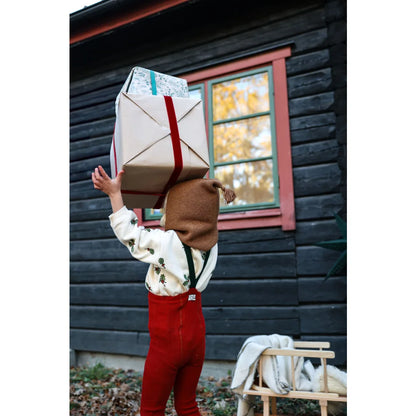 Brauner Teddybär-Headband mit roten Trägern und weißem Blumenhemd