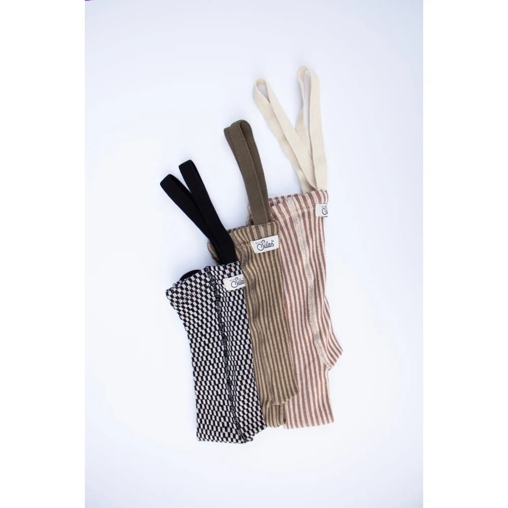 Drei Paar lange Baby- oder Kleinkind-Overalls in bunten Mustern und Farben