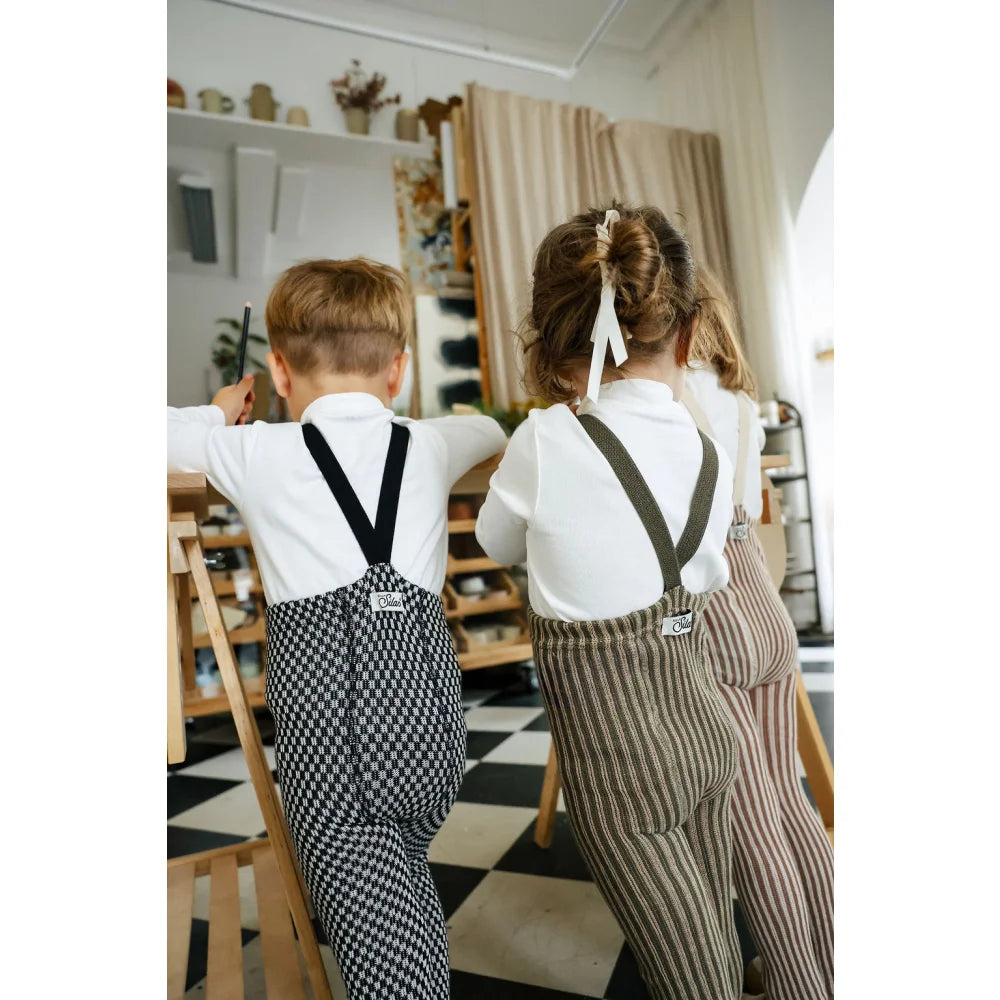 Kinder langärmliges weißes Turtleneck mit Hosenträgerhosen, perfekt für den Winter