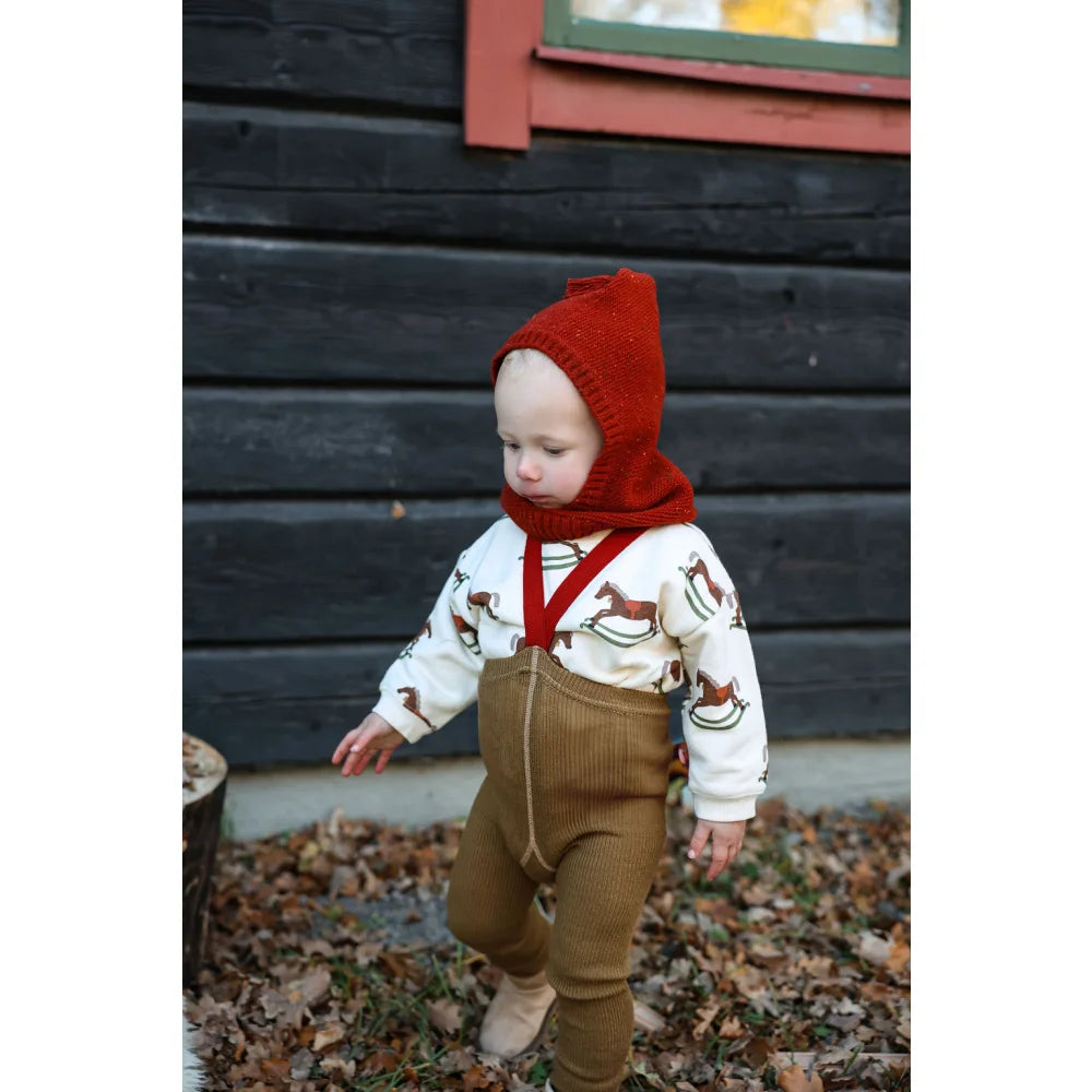 Rotes Strickkäppchen mit weißem Pferdemotiv und braunem Kordoverall in Acorn Brown