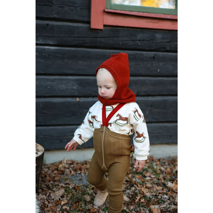 Rotes Strickkäppchen mit weißem Pferdemotiv und braunem Kordoverall in Acorn Brown