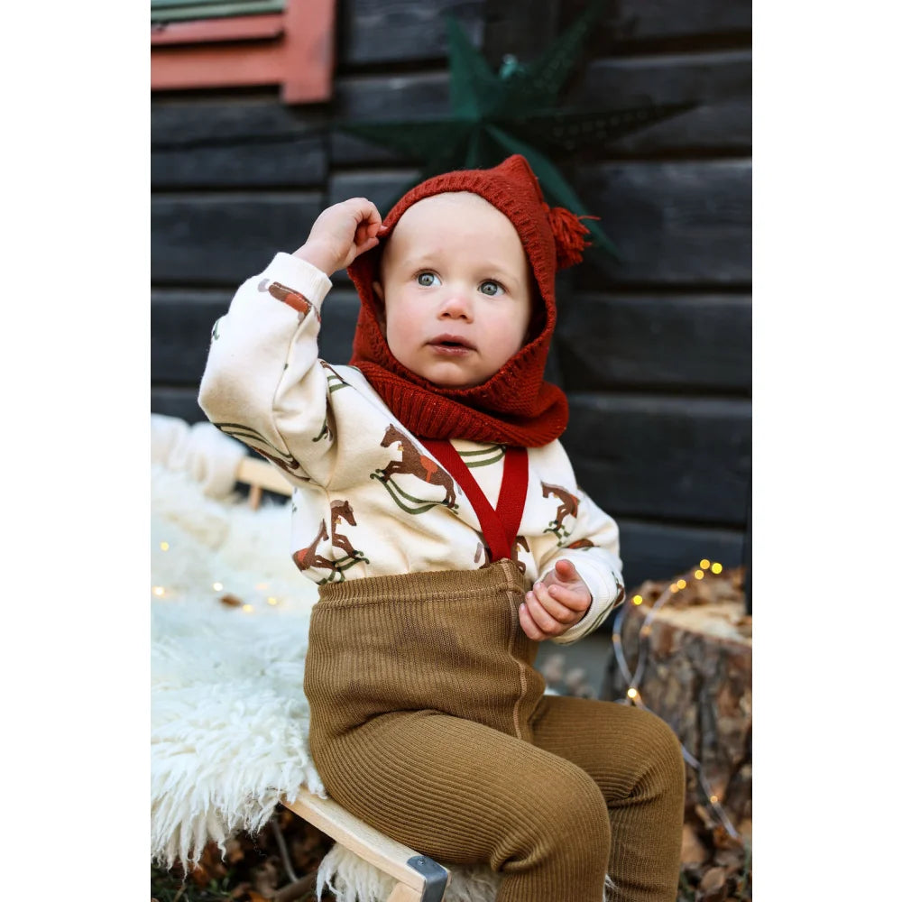 Roter gestrickter Fuchs-Bonnet mit Ohren und Schal-Set, Cordhose, weißes Rentier-Shirt in Acorn Brown mit Ahornblatt