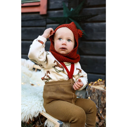 Roter gestrickter Fuchs-Bonnet mit Ohren und Schal-Set, Cordhose, weißes Rentier-Shirt in Acorn Brown mit Ahornblatt