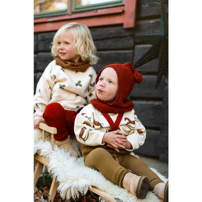 Roter Strickbeanie mit Pompon und Rippenstruktur in Acorn Brown