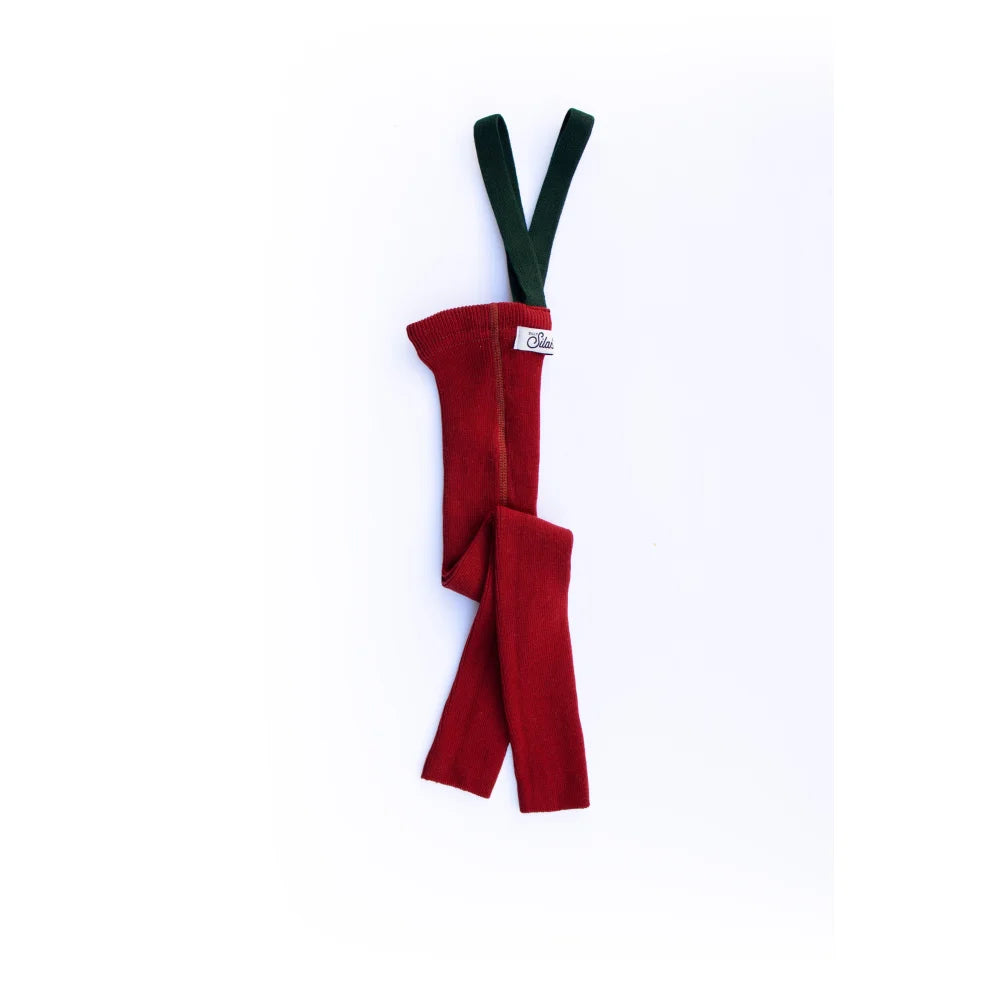 Rotes Samt-Fliegen mit grünen Akzenten und weißem Etikett, Ahornsblätter in Dunkelgrün