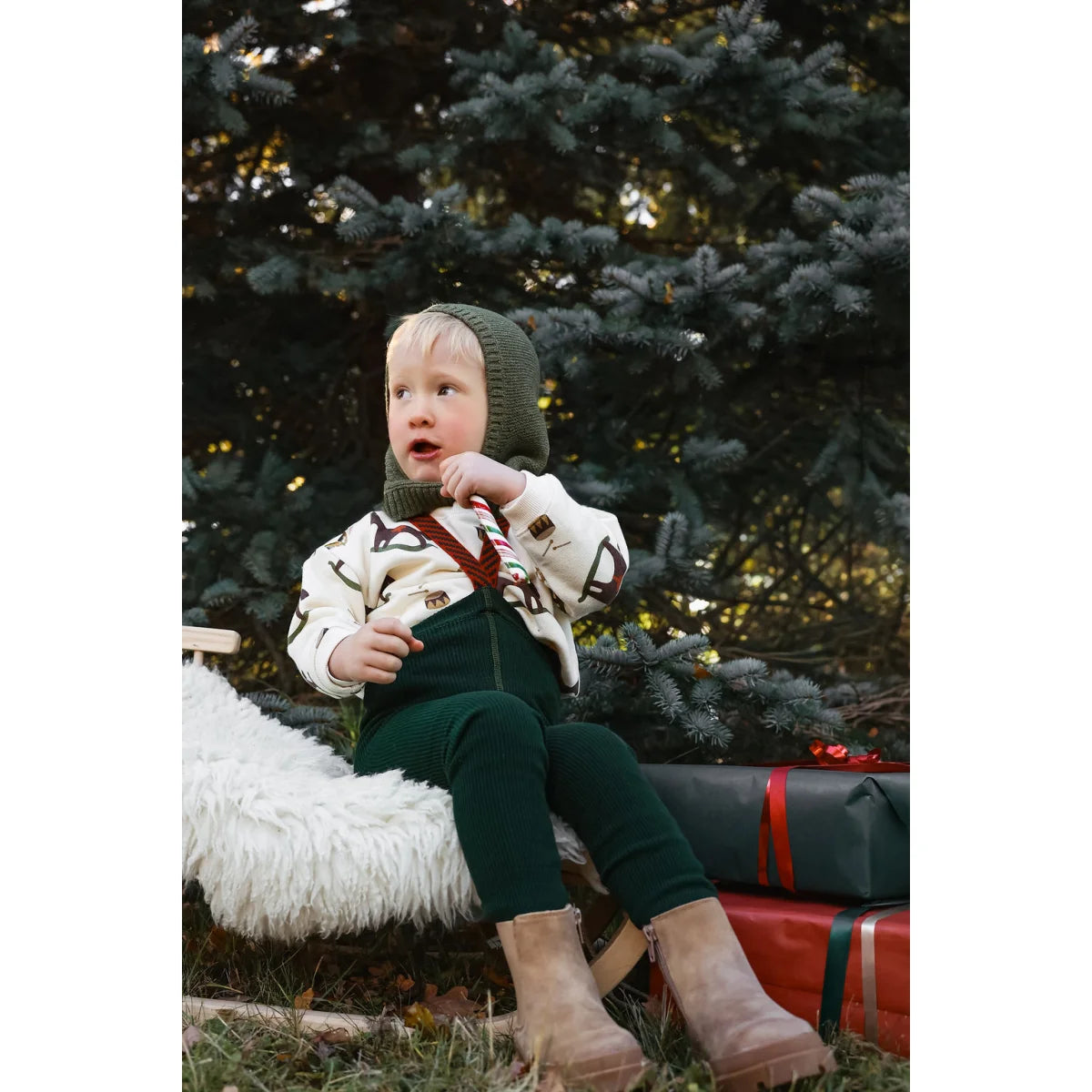 Silly Silas Strumpfhose mit Träger Footed in Dark Forest Green mit Weihnachtsmuster