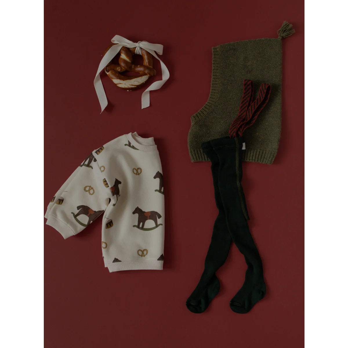 Silly Silas Strumpfhose mit Träger Footed in Dark Forest Green mit Weihnachtsmuster