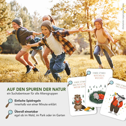 Kind mit Entdeckerkarten in der Natur