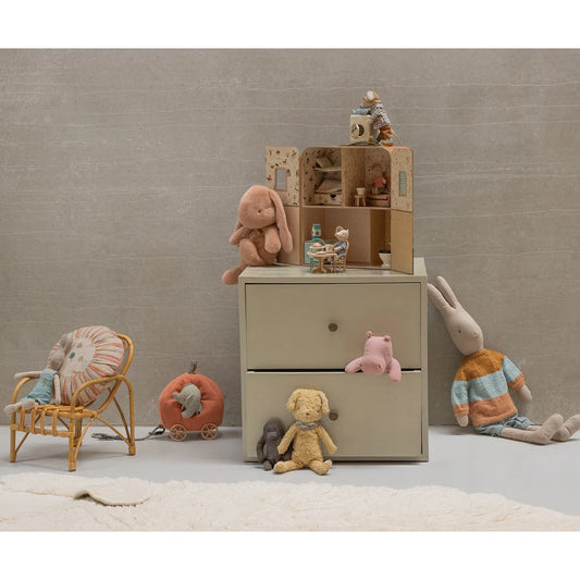 Beige Zweier-Schrank mit Holzknäufen im Maileg Mauseloch Bauernhaus