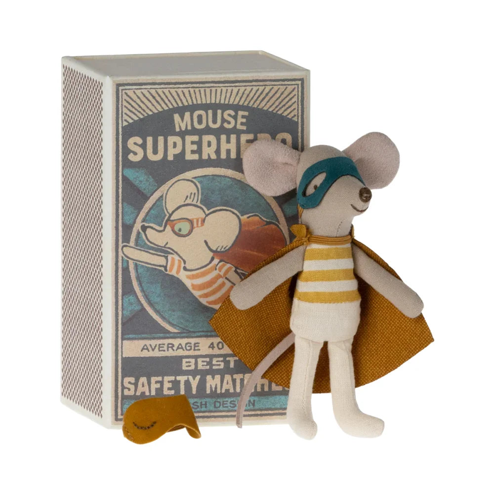 Cartoon-Maus-Spielzeugfigur mit Umhang und Maske neben Verpackung der Superheldenmaus