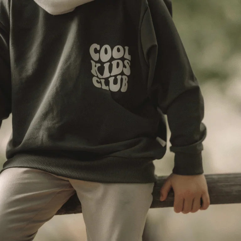 Kinder dunkelgrauer Kapuzenpullover mit COOL KIDS CLUB auf der Vorderseite