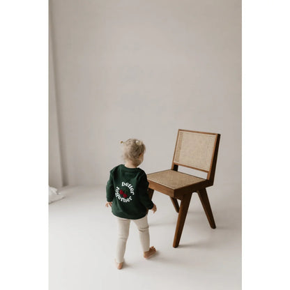 Holzstuhl mit geometrischem Design und geflochtenem Sitz im Produkt Sweater Kids Better Together für Forrest