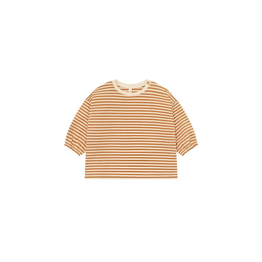 Eine weiche, übergroße sweatshirt im warmen kupferfarbenen und creme gestreiften design mit entspanntem sitz