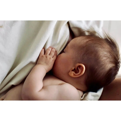 Stillende Säugling auf dem Sweatshirt La Creme de la Creme, stilvoller Komfort