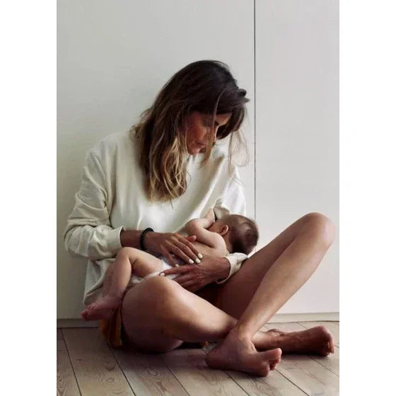 Mutter stillt Baby im Sweatshirt La crème de la crème für angenehme Wärme