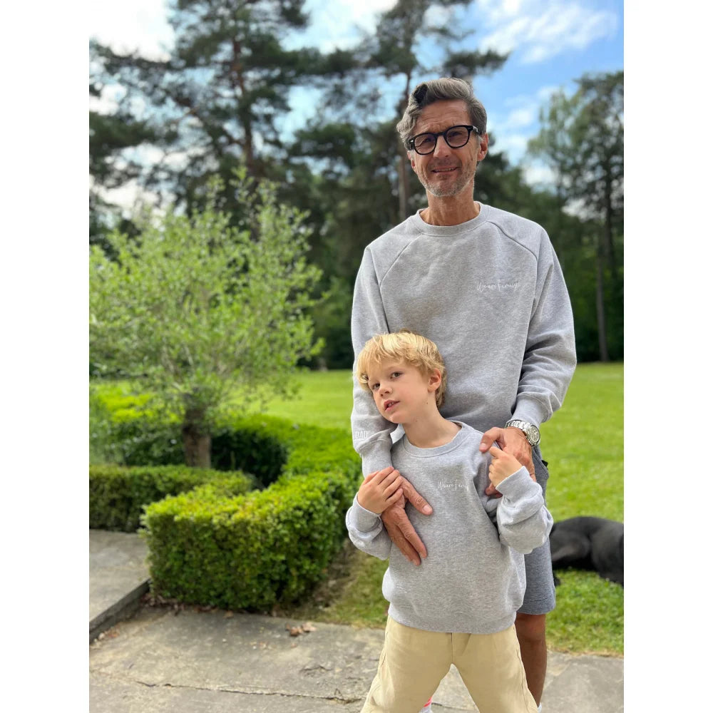 Mann und Kind tragen passende graue Sweatshirts für den Sweatshirt Papa Produktnamen