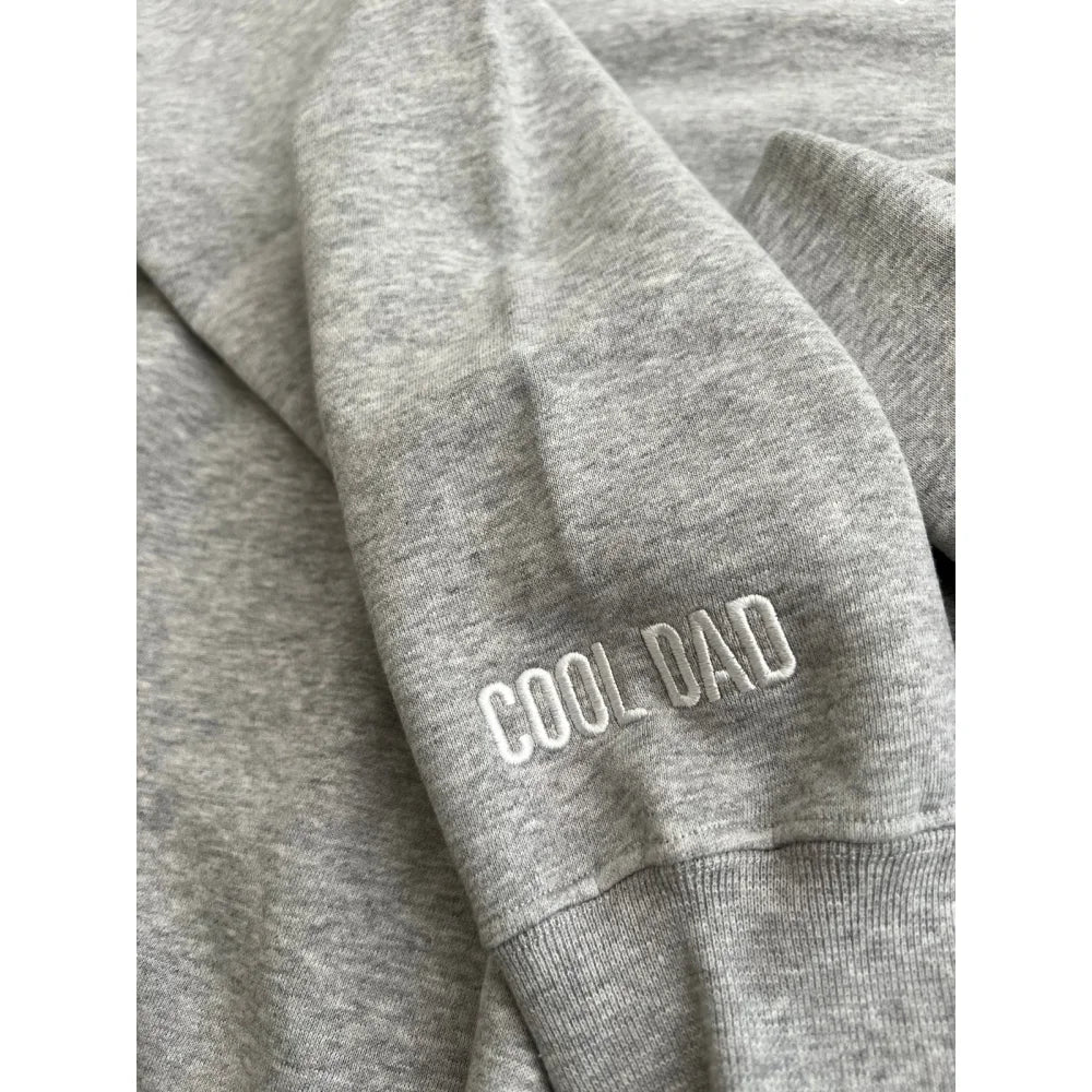 Grauer Sweatshirt mit COOL DAD Stickerei im Produkt Sweatshirt Papa we are Family