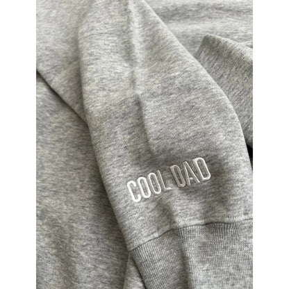 Grauer Sweatshirt mit COOL DAD Stickerei im Produkt Sweatshirt Papa we are Family