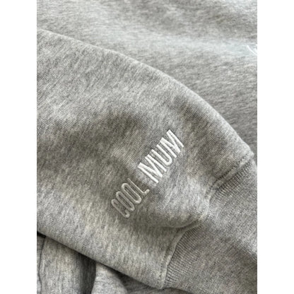 Grauer Sweatshirt-Ärmel mit Stickerei Text für Sweatshirt Papa we are Family COOL MUM