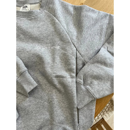 Grauer Sweatshirt mit Raglanärmeln vom Produkt Sweatshirt Papa we are Family COOL MUM