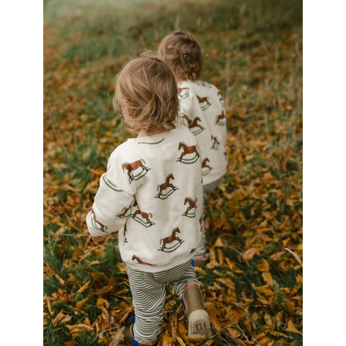 Weißes Sweatshirt mit braunen Schaukelpferd-Drucken