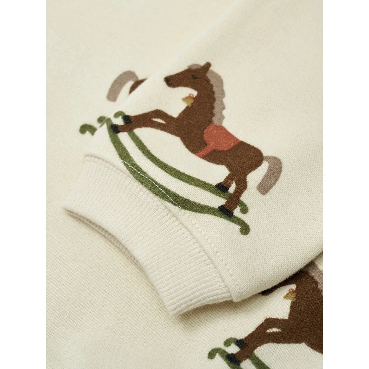 Creme-farbener Sweatshirt mit verspieltem braunem Pferdemotiv, grünen Zügeln und rotem Sattel
