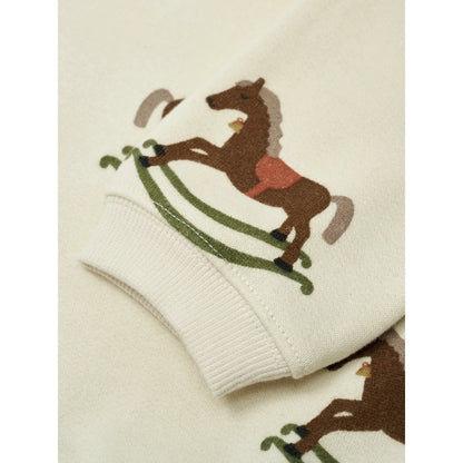 Creme-farbener Sweatshirt mit verspieltem braunem Pferdemotiv, grünen Zügeln und rotem Sattel