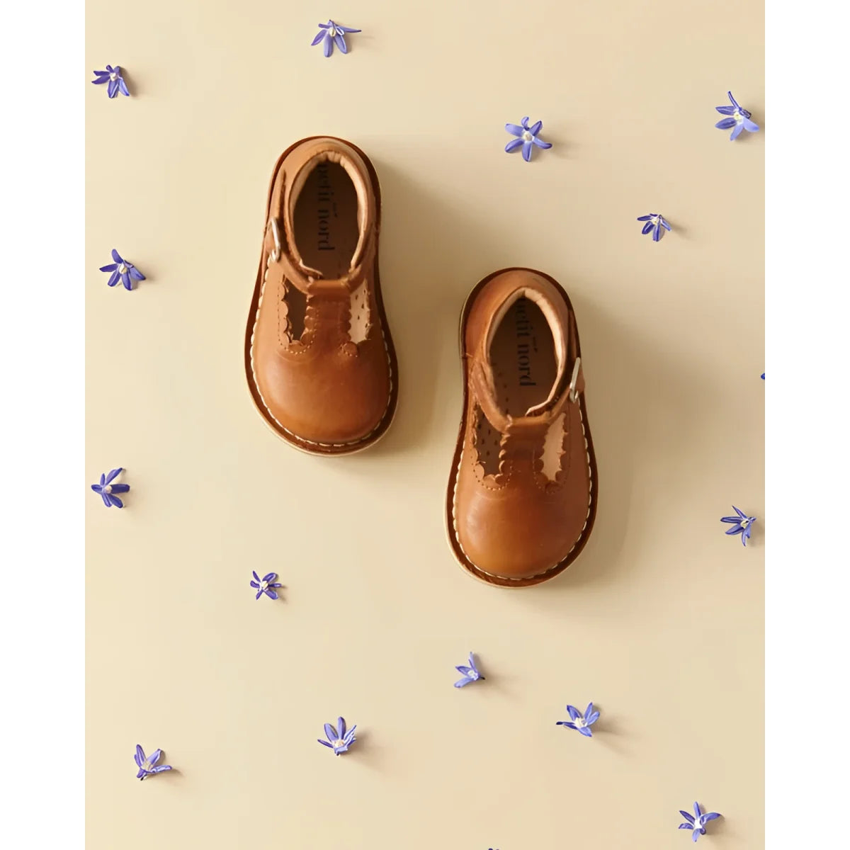 T-Bar Scallop Cognac: Cognacfarbene Leder-T-Bar-Babyschuhe mit Blumen-Ausschnitten