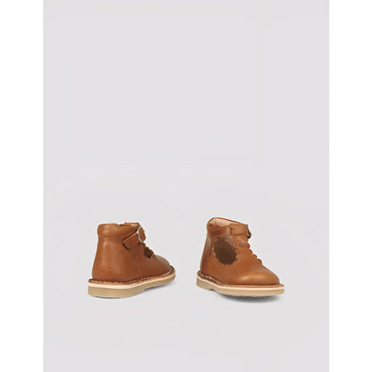 T-Bar Scallop Cognac: Cognacfarbene Leder-Toddler-Stiefel mit T-Riemen und Blumen-Ausschnitten