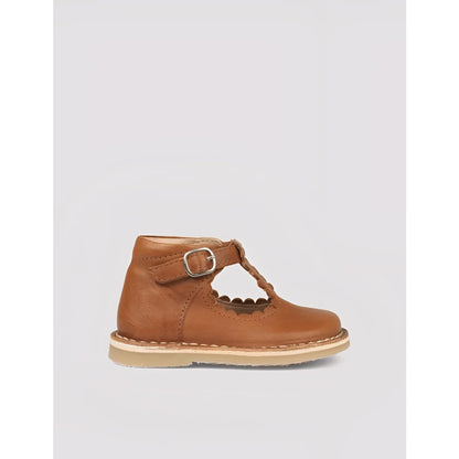 T-Bar Scallop Cognac: Cognacfarbener Leder-Toddler-Schuh mit T-Riemen und Wellensaum