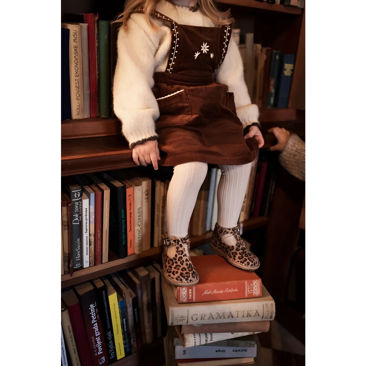 Kind im T-Bar Scallop Leopard von Petit Nord mit Blumen Kastanie