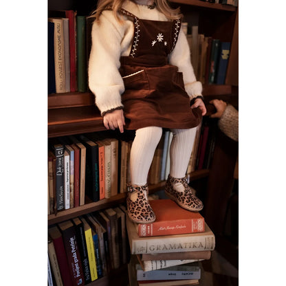 Kind im T-Bar Scallop Leopard von Petit Nord mit Blumen Kastanie