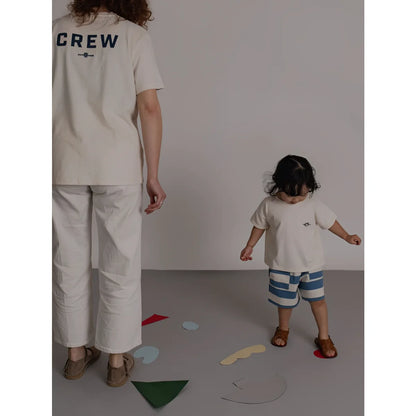 Creamfarbiges kurzarm t-shirt aus baumwolle mit navyblauem print crew auf der rückseite