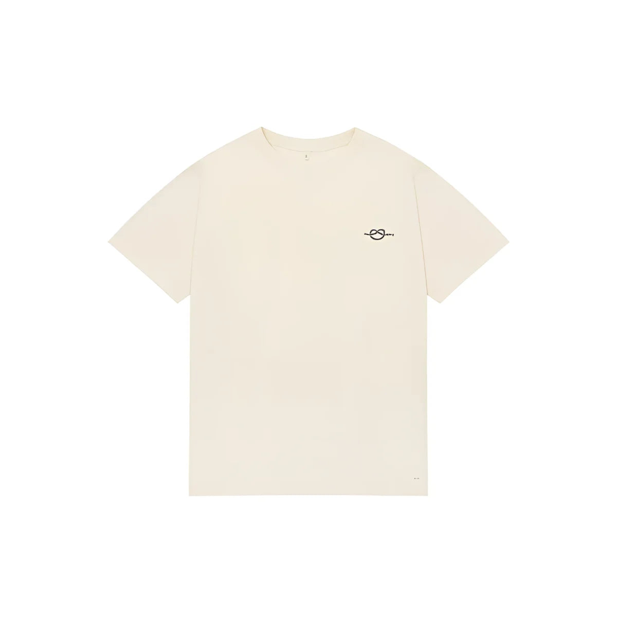 Creamfarbendes kurzärmeliges t-shirt mit kleinem schwarzem sticklogo auf der linken brust