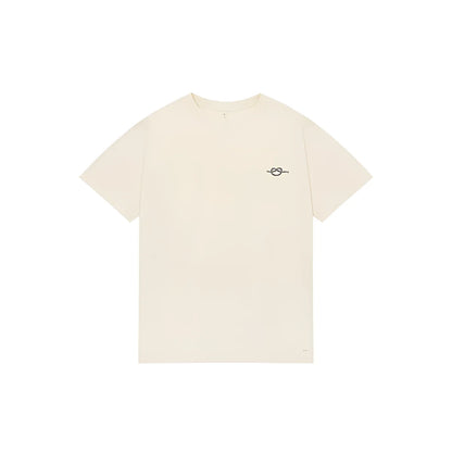 Creamfarbendes kurzärmeliges t-shirt mit kleinem schwarzem sticklogo auf der linken brust